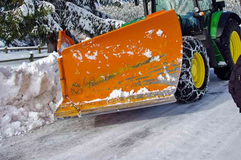 Foto: Versicherung: Schneeräumpflicht im Winter – Wer haftet bei Unfällen?